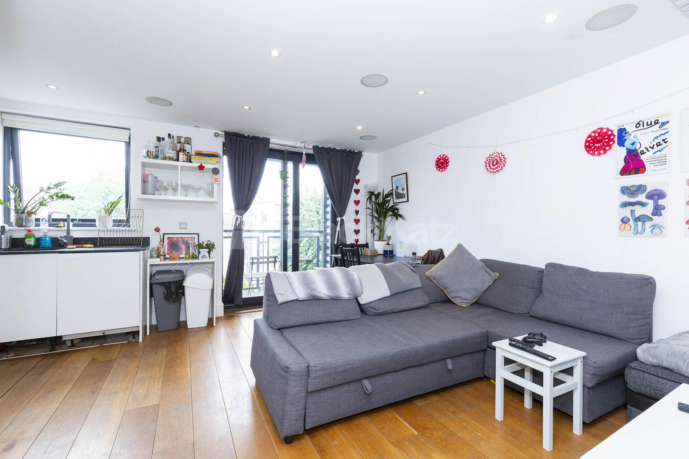 Modern & stylish 2 bedroom property located close to a Piccadilly Line Dunbar Road, Wood Green  N22
